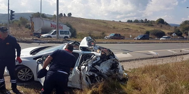 Kamyon kırmızı ışıktaki otomobile çarptı; 2 uzman çavuş yaralı