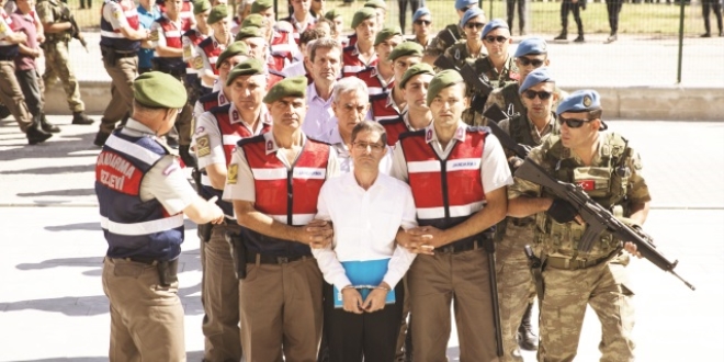 Mahkeme Başkanı'ndan tepki: Hayırdır, üzerine mi alındın?