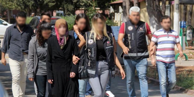 FET'c polis elerinin ablas Adana'da yakaland