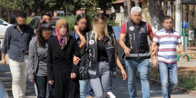FETÖ'cü polis eşlerinin ablası Adana'da yakalandı