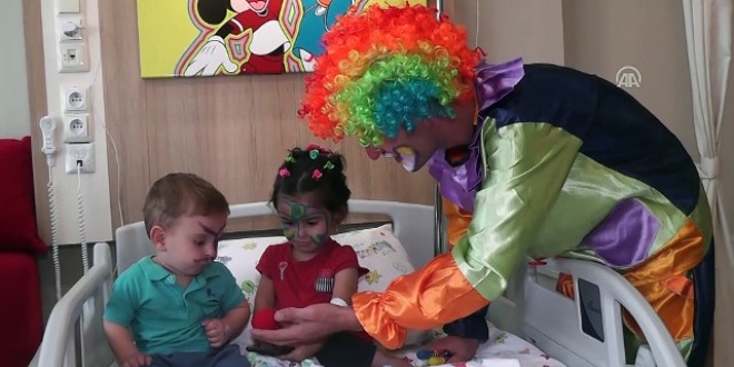 Ödemiş Devlet Hastanesinde çocuklara palyaço hizmeti