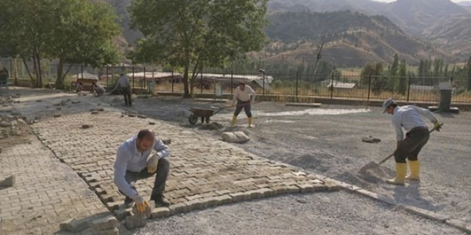 Okul müdürü kilit taşı döşedi, personel destek verdi