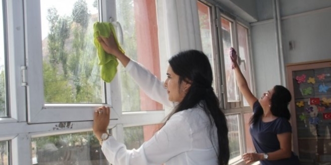Hakkari'de öğretmenlerden örnek davranış