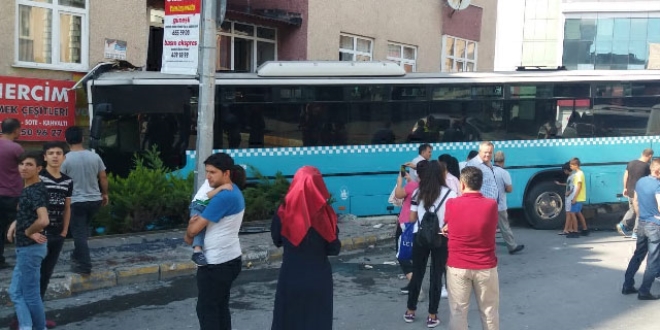 Halk otobüsü, 5 katlı binaya çarptı: Çok sayıda yaralı var