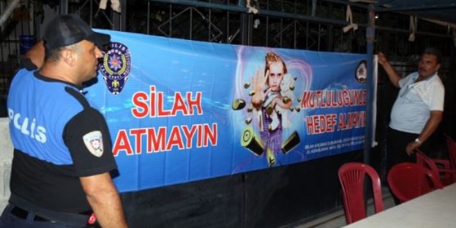 Polis, düğün alanlarına 'silah atmayın' pankartı astı