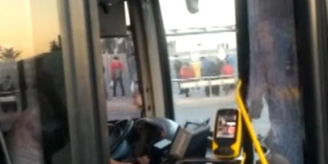 Akbil kartı geri gelmeyen adam otobüsün camlarını kırdı