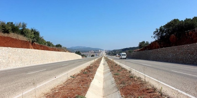 Kazma kürekle açılan yol 'duble' oluyor