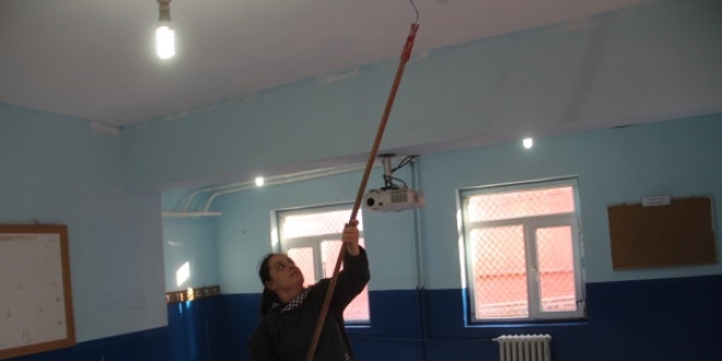Fedakar öğretmenler okullarını boyadı