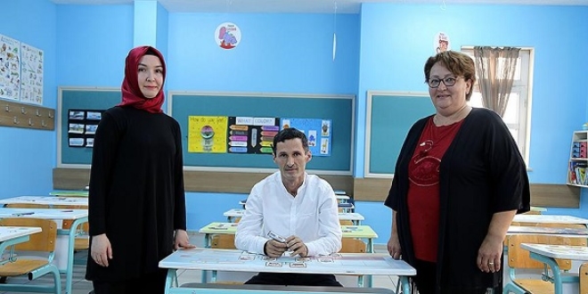 Tatilde çalışıp öğrencilerine yabancı dil sınıfları kurdular