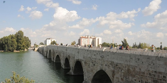 16 asırlık köprüye yazılan yazılar tepki çekti
