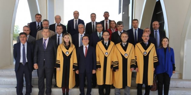 Ünvanda yükselen akademisyenlere cübbeleri giydirildi