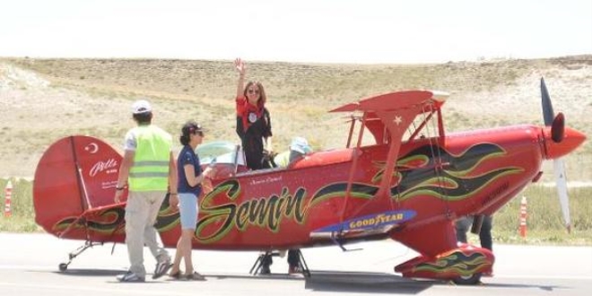 Akrobasi pilotlarının nefes kesen gösterisi