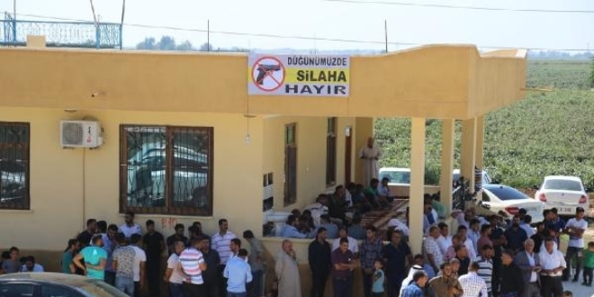 Belediye Bakan, 'Silaha hayr' pankartlar astrd