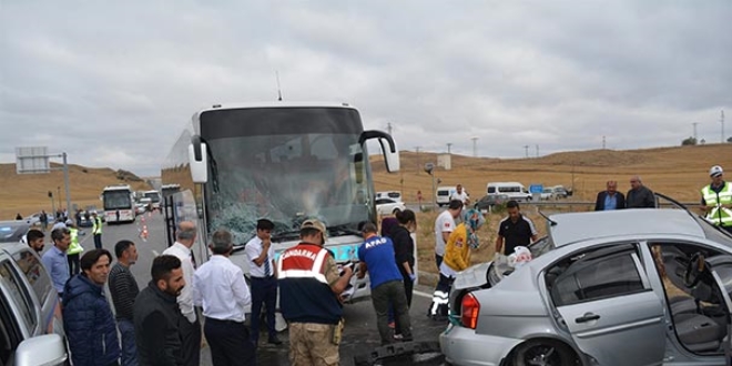Sivas'ta yolcu otobüsü ile otomobil çarpıştı: 2 ölü, 3 yaralı