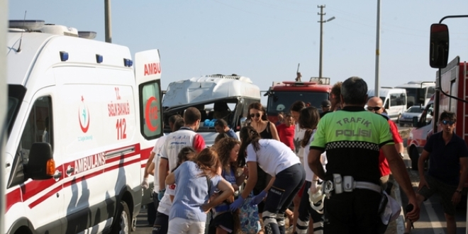Kars'ta yolcu minibüsü devrildi: 16 yaralı
