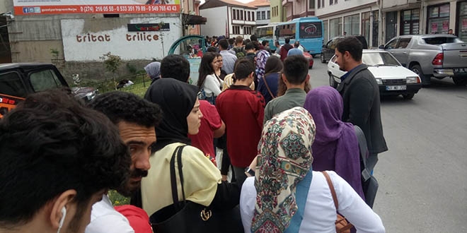 Öğrenciler, kart alabilmek için uzun kuyruklar oluşturdu