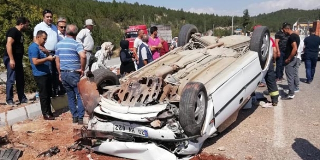 Denizli'de otomobil refrüje çarptı: 5 yaralı