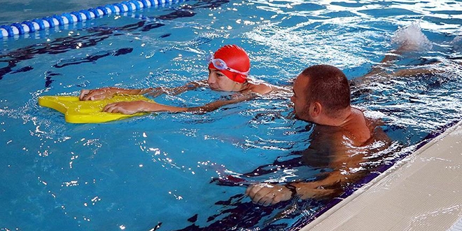 'Özel çocuklara yüzmeyi öğretince çok mutlu oluyoruz'