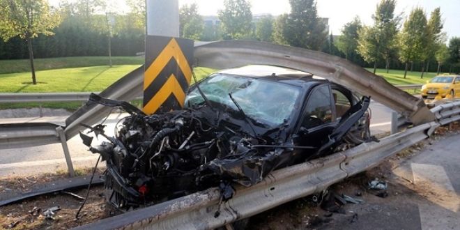 Lüks otomobil trafik levhasına saplandı