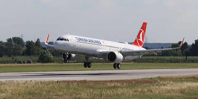 THY'nin ilk uçağı yeni havalimanına indi