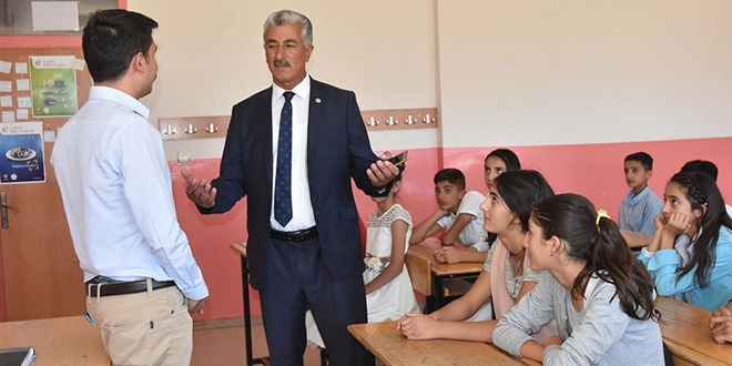 Hem 11 kızını hem mahallenin kızlarını okutuyor