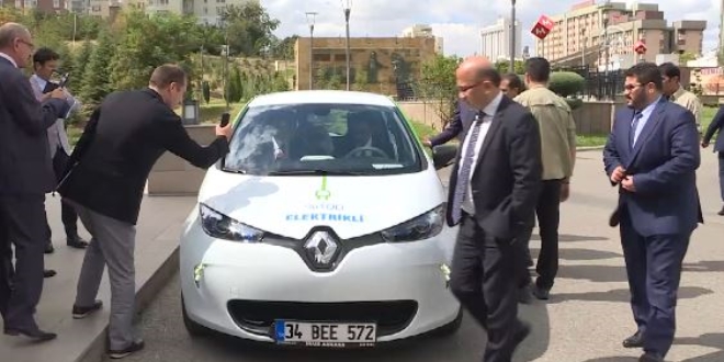 Bakan Dönmez, yüzde 100 elektrikli aracı denedi
