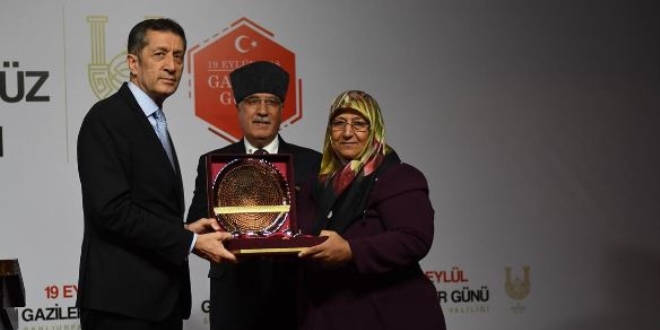 Bakan Selçuk'tan gazi eşine hediye