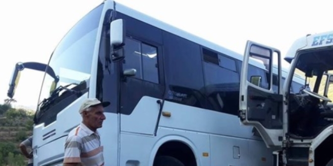 Kamyon ile öğrenci servisi çarpıştı: 3 yaralı