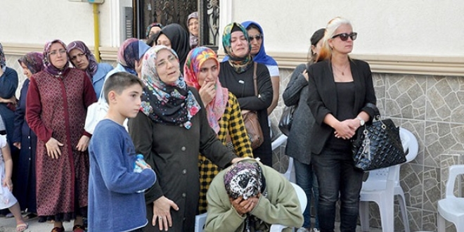 Kazada ölen öğretmen çift gözyaşları ile uğurlandı