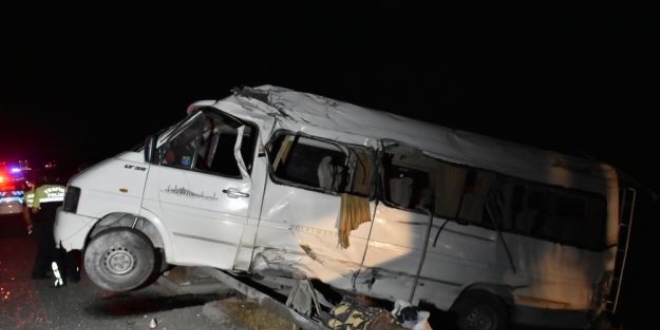 Gaziantep'te tarım işçilerini taşıyan minibüs devrildi: 15 yaralı