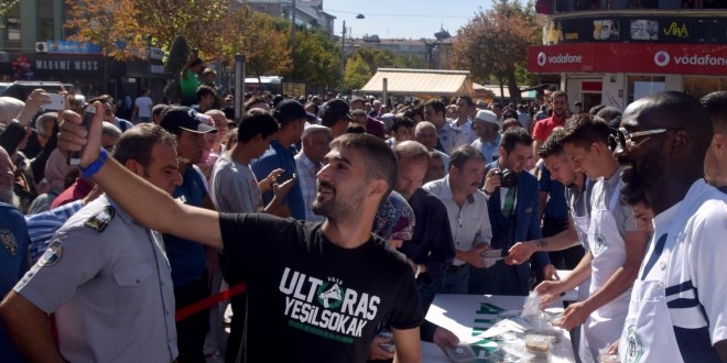 Afyonkarahisar'da 75 bin kap aşure dağıtıldı