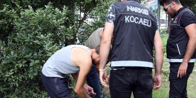 Kocaeli polisi öğrencilerin güvenliği için okul önlerinde göz açtırmadı