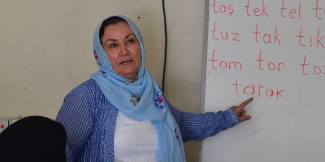 Sevilay öğretmen mesaisini emekliliğinde de sürdürüyor