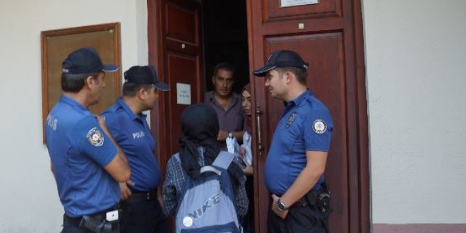 Kütüphanede mahsur kalan öğrenciler kurtarıldı