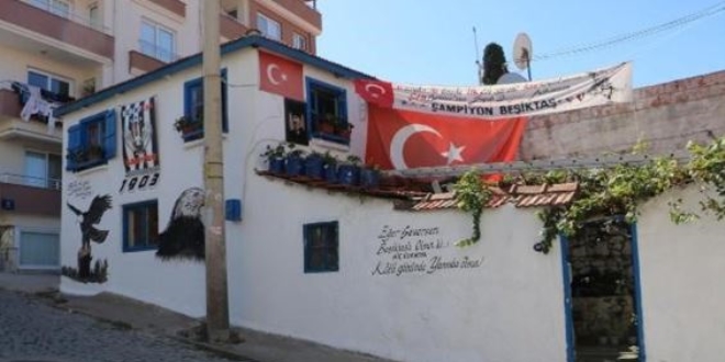 Fanatik taraftarın evi görenleri şaşırtıyor