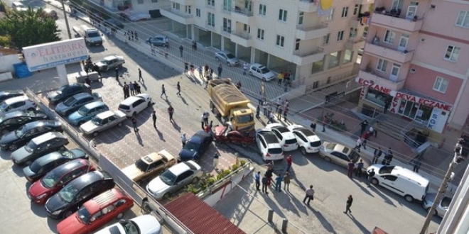 Freni patlayan kamyon ortalığı savaş alanına çevirdi