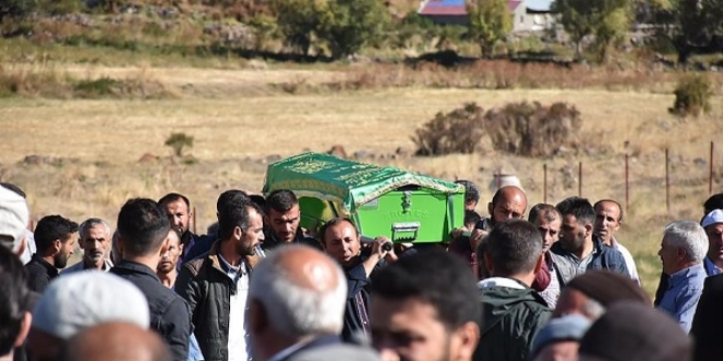 Sedanur gözyaşları içinde son yolculuğuna uğurlandı