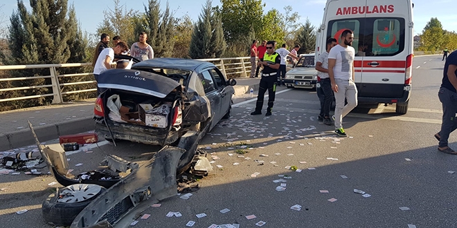 Otomobili ile kaza yaptı, oturup ağladı