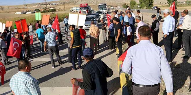 Köylüler Çankırı-Ankara karayolunu trafiğe kapattı