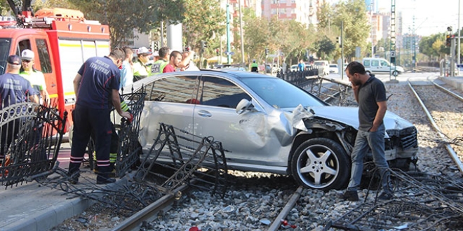 Ehliyetine 2 kez el koyulan sürücü, bu kez kaza yaptı