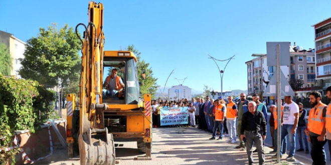 Vali, öğrencilerin üst geçit isteğini yerine getirdi