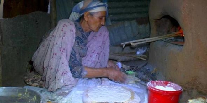 91 yaşındaki Çiçek Nine arı gibi