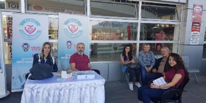 Polis, üniversiteye yeni gelen öğrenciler için stant açtı