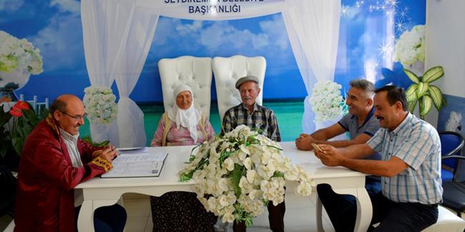 40 yıllık eşiyle nikah masasına oturdu