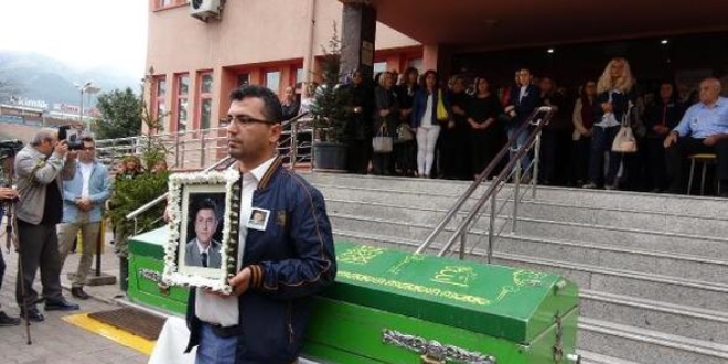 İntihar eden avukat gözyaşlarıyla toprağa verildi