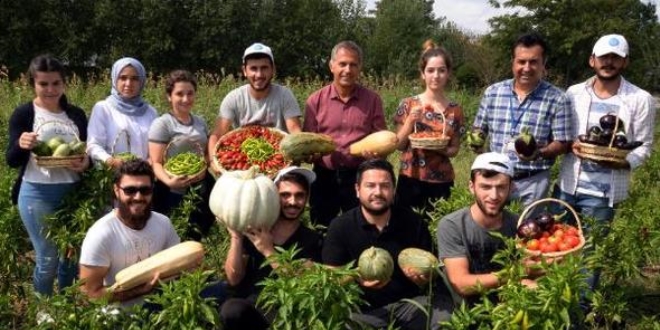 Üniversiteli çiftçilerin organik ürünlerine özel ilgi