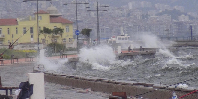 Çanakkale ve İzmir'de deniz ulaşımına hava engeli