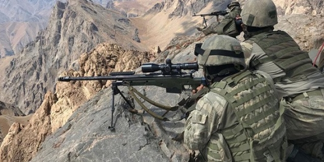 Hakkari'de komandolardan 3 bin metrede operasyon