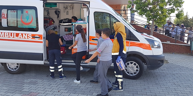 Okulda rahatsızlanan öğrenciler hastaneye kaldırıldı
