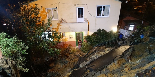 Sarıyer'de aşırı yağış yolu çöker
